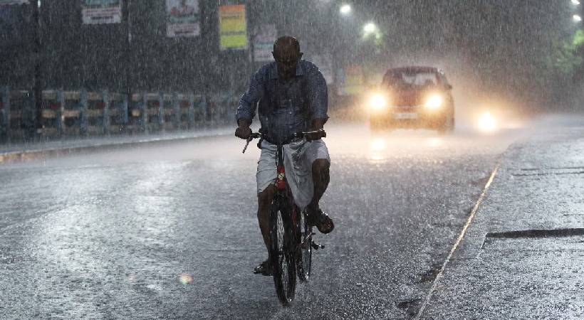 മൂന്ന് ദിവസത്തിനുള്ളിൽ തുലാവർഷം എത്തും, മഴ കനക്കും; ജില്ലകളിൽ മഴമുന്നറിയിപ്പ്