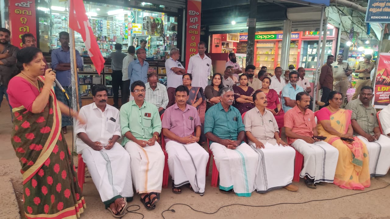 സ്വയംസഹായ സംഘങ്ങളുടെ പണം തട്ടിപ്പ്: പൂതാടി പഞ്ചായത്ത് ക്ഷേമകാര്യ സ്റ്റാൻഡിംഗ് കമ്മിറ്റി ചെയർമാൻ രാജിവെക്കണമെന്നാവശ്യപ്പെട്ട് എൽ.ഡി.എഫ് ധർണ്ണ