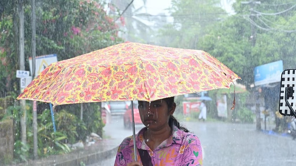 ഇരട്ട ചക്രവാതച്ചുഴി; മുന്നറിയിപ്പില്‍ മാറ്റം, ഒന്‍പത് ജില്ലകളില്‍ ഇടിമിന്നലോട് കൂടിയ ശക്തമായ മഴ; യെല്ലോ അലര്‍ട്ട്