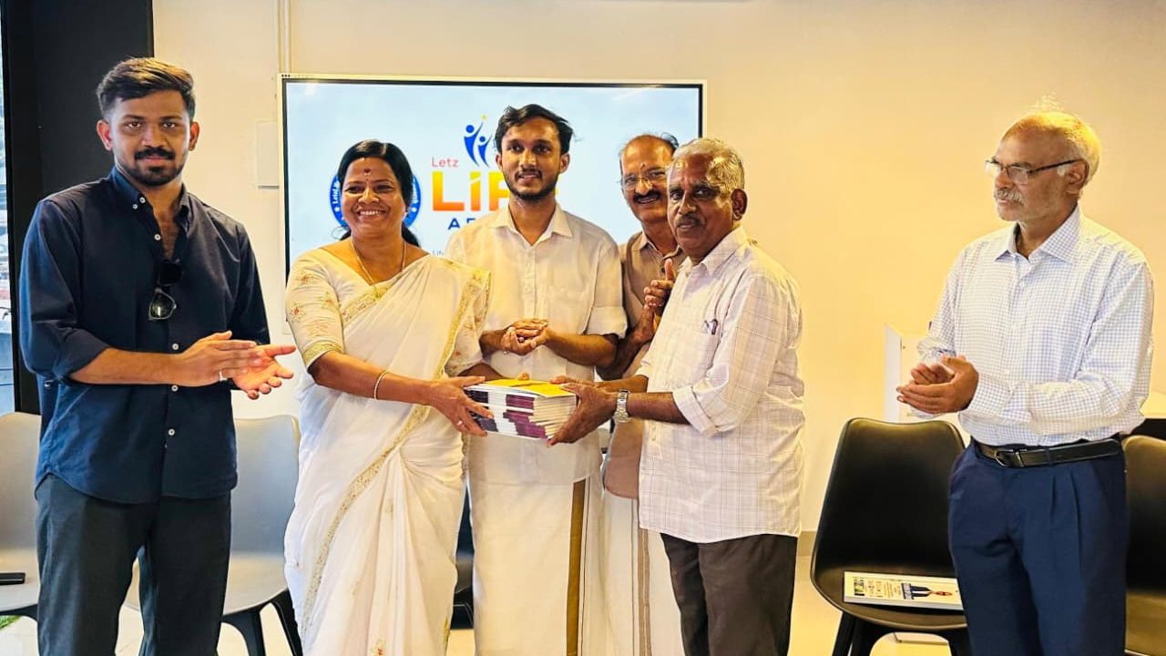 ‘വായനയാണ് ലഹരി’ ലൈബ്രറികൾക്ക് പുസ്തകങ്ങൾ സമ്മാനിച്ച് എൽ.ഐ.എസ്.ആർ.
