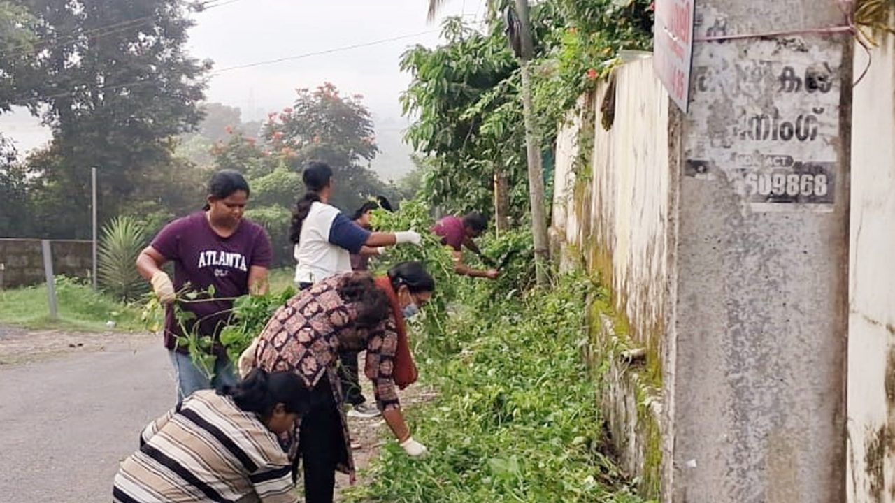 കൽപ്പറ്റയിലെ ഇസിഎച്ച്എസ് പോളിക്ലിനിക് ശുചിത്വ യജ്ഞം (സ്വച്ഛതാ ഡ്രൈവ്) നടത്തി