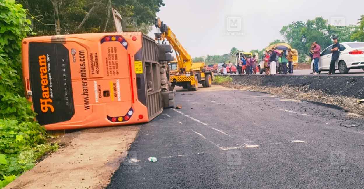 ആലപ്പുഴ മാരാരിക്കുളത്ത് വോൾവോ ബസ് തലകീഴായി മറിഞ്ഞു; ഒരാളുടെ നില ഗുരുതരം