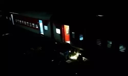 പാറശ്ശാലയിൽ റെയിൽവേ ട്രാക്കിലേക്ക് മണ്ണിടിഞ്ഞു വീണു; ട്രെയിൻ ഗതാഗതം പൂർണമായും തടസപ്പെട്ടു