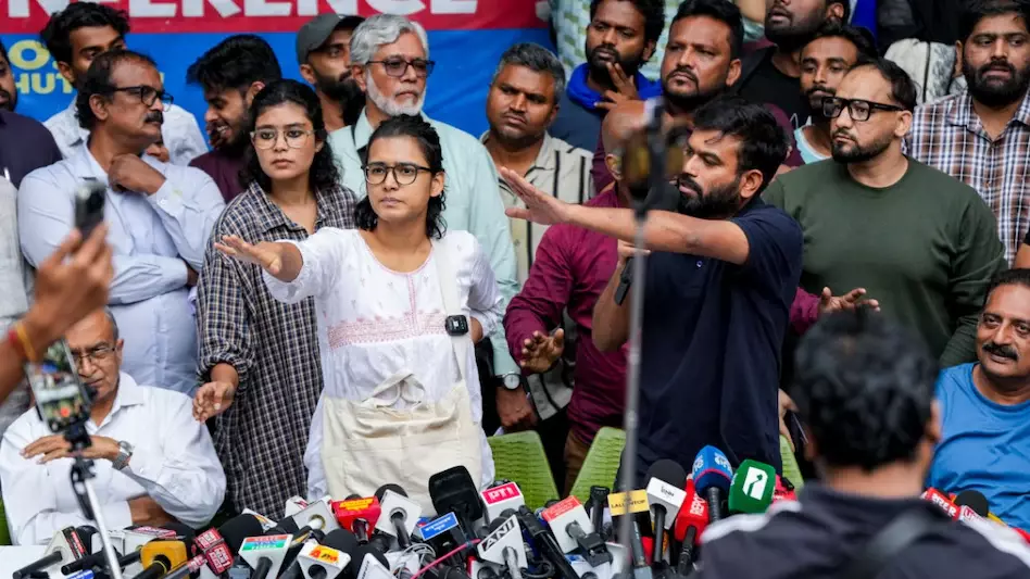 നേഹ ബോറയെയും അഭിജിത് ദീപ്കെയെയും വിട്ടയക്കാതെ ഡൽഹി പൊലീസ്