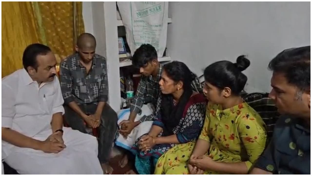 ചേരാനല്ലൂർ അപകടം: കൊല്ലപ്പെട്ട ജയബാലകൃഷ്ണന്റെ കുടുംബത്തെ ആശ്വസിപ്പിക്കാൻ മുഖ്യമന്ത്രി വീട്ടിലെത്തി; ജഡ്ജി തെളിവ് നശിപ്പിച്ചെന്ന് കുടുംബം, പരാതി നൽകി