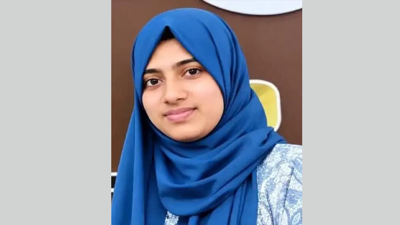 തെറ്റായ ദിശയിലെത്തി ബസ് സ്കൂട്ടറിലേക്ക് ഇടിച്ചുകയറി, തിരൂരിൽ 35കാരിക്ക് ദാരുണാന്ത്യം